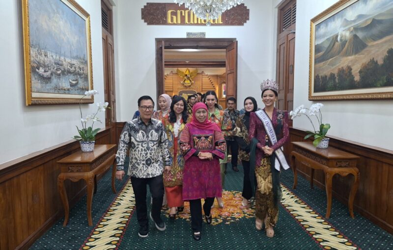 Gubernur Khofifah saat menerima kunjungan Puteri Indonesia 2025 di Grahadi (Foto: Kominfo Jatm)