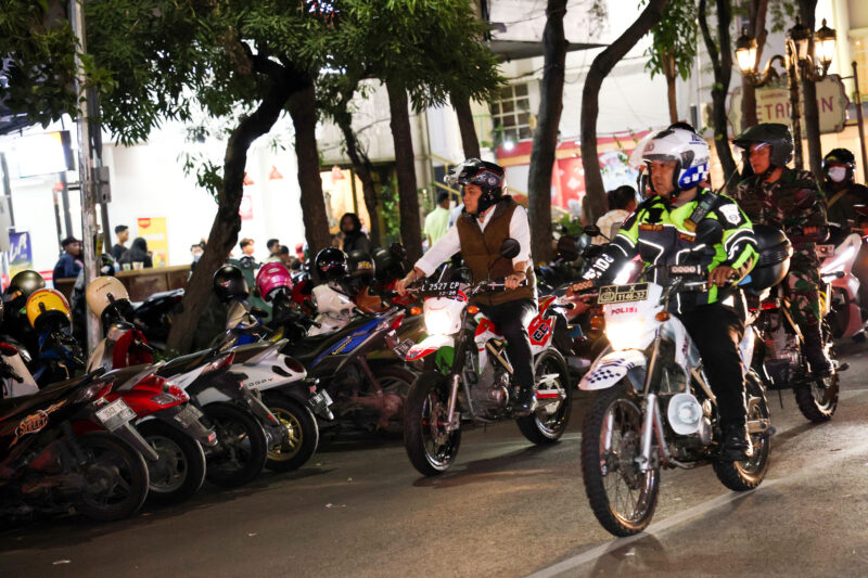 Eri Cahyadi saat memantau kebijakan jam malam (Foto: Pemkot Surabaya)